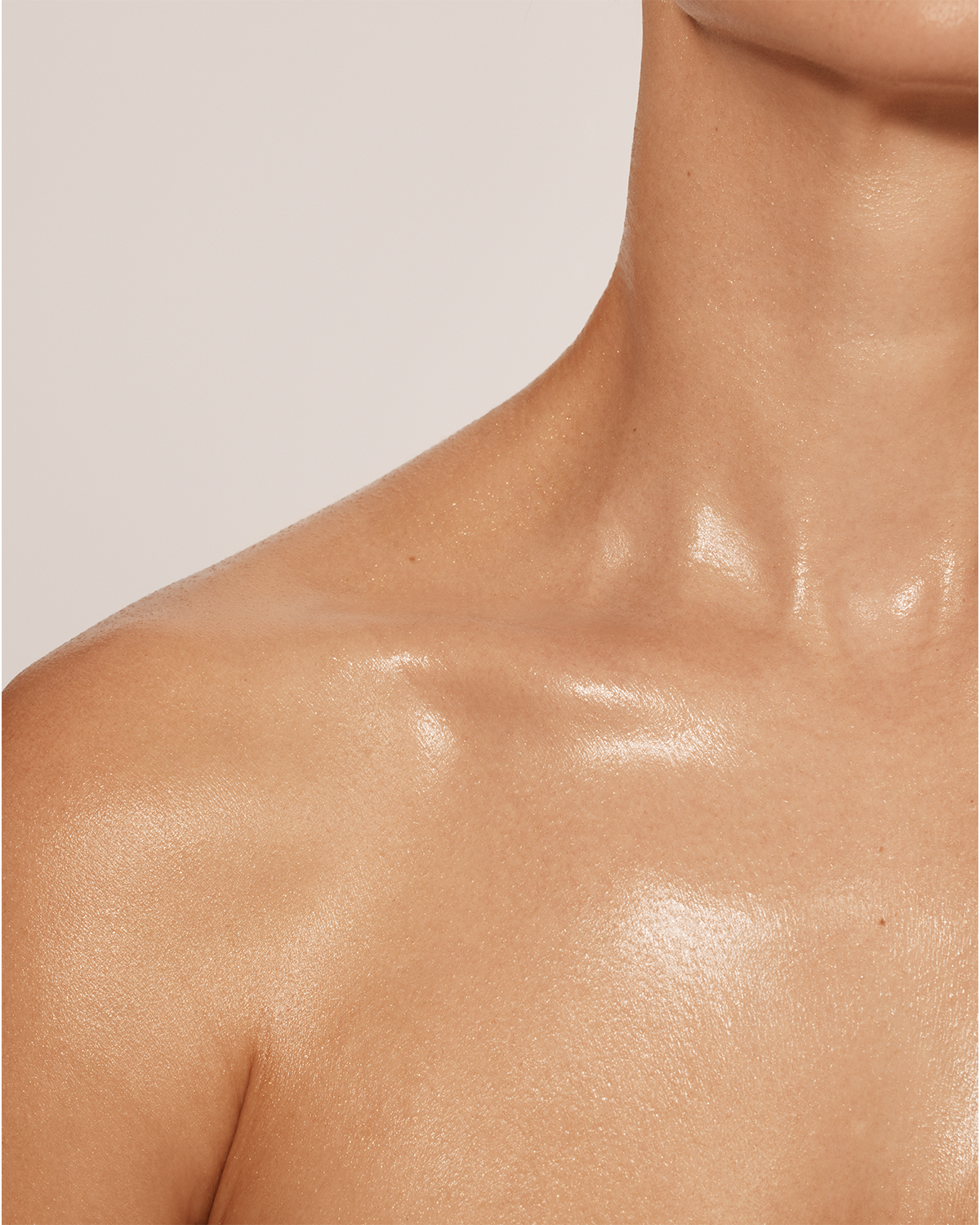 Monoi moisturizing oil with gold particles